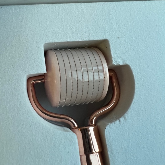 Jenny Patinkin Rose on Rose Dermaroller - Picture 3 of 7